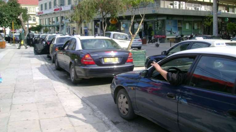 Χανιά: Κούρσα τρόμου για οδηγό ταξί -  Άνδρας την απείλησε με μαχαίρι, την έδεσε για τη ληστέψει [βίντεο]