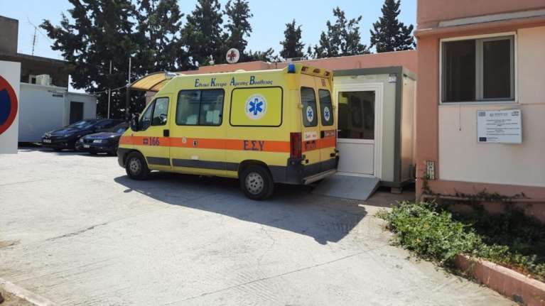 Κρήτη: &quot;Πέταξε τον ορό και άρχισε να τρέχει&quot;: Τι λέει ο γιατρός για την επίθεση από &quot;ψεκασμένο&quot; συνοδό ασθενή [βίντεο]