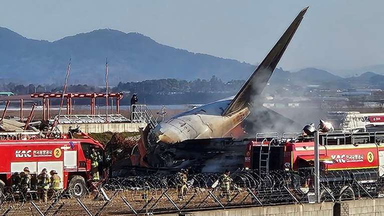 Συνετρίβη αεροσκάφος στη Νότια Κορέα: Νεκροί 179 από τους 181 επιβαίνοντες - Πώς έγινε η τραγωδία [εικόνες-βίντεο]