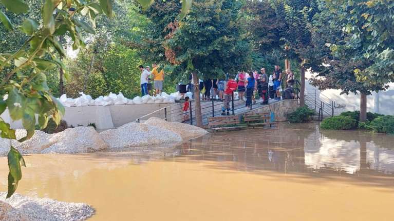 Πλημμύρες στη Λάρισα: Στήνουν αναχώματα στους Αμπελόκηπους για την υπερχείλιση του Πηνειού [Εικόνες]