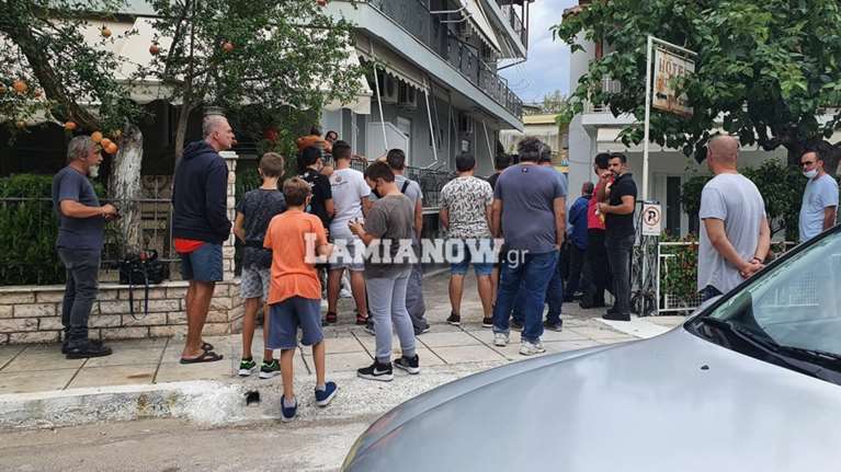 Ενταση στα Καμένα Βούρλα: Αντιδράσεις κατοίκων για την εγκατάσταση προσφύγων σε ξενοδοχείο [εικόνες, βίντεο]