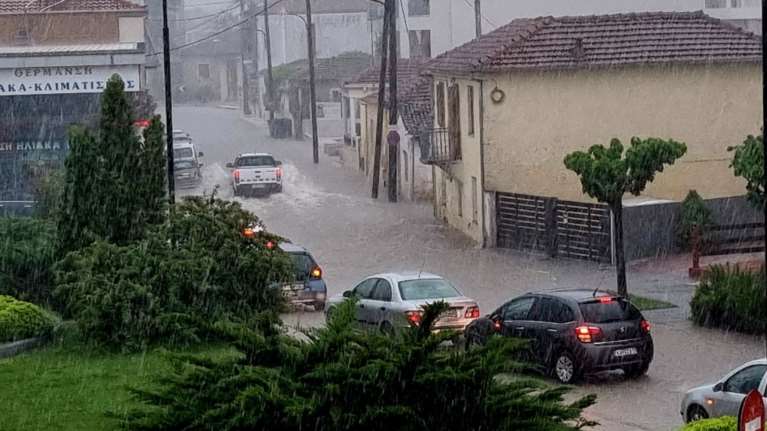 Νεροποντή στα Τρίκαλα: Ποτάμια οι δρόμοι, πλημμύρισαν υπόγεια [εικόνες-βίντεο]