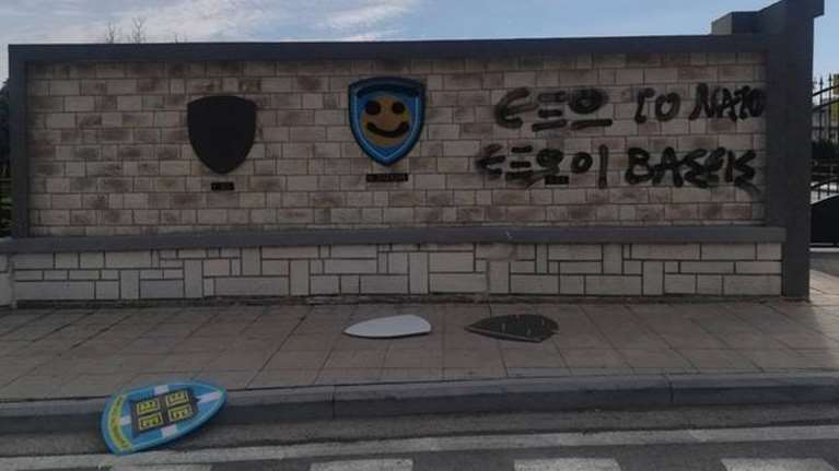 Άγνωστοι βανδάλισαν την 1η Στρατιά στη Λάρισα: Ξήλωσαν τα εμβλήματα και έσπασαν τζάμια