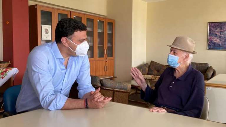 Συνάντηση Κικίλια με τον πρώτο εμβολιασθέντα στη χώρα μας - Τι του είπε ο Μιχάλης Γιοβανίδης