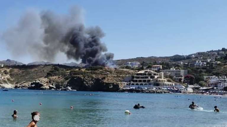 Μεγαλή φωτιά στο Ηράκλειο: Αστυνομικοί βοήθησαν οικογένεια και έπεσαν στη θάλασσα για να σωθούν!