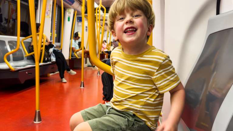 Βίντεο: Ένα μικρό αγόρι μπήκε στο μετρό και μας θύμισε ότι πρέπει να γελάμε και λίγο