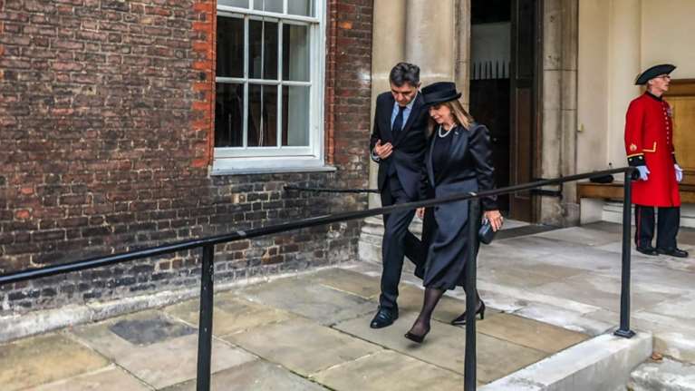 Κατερίνα Σακελλαροπούλου: Στην κηδεία της βασίλισσας Ελισάβετ η Πρόεδρος της Δημοκρατίας - Η &quot;βρετανική&quot; εμφάνιση