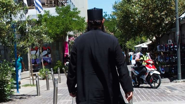 Κρήτη: Ιερέας κατείχε παλαιές εικόνες μη καταγεγραμμένες και έκρυβε 150 χιλ. ευρώ σε… τάπερ και κατσαρόλες