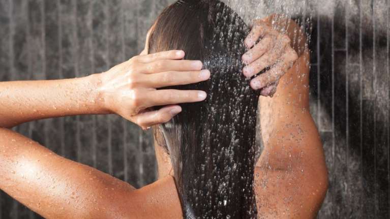 3 συστατικά που πρέπει να αποφύγεις στο conditioner αν έχεις βαμμένα μαλλιά