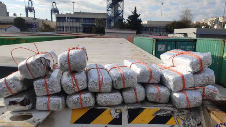 Πειραιάς: Βρέθηκαν 13 κιλά κοκαΐνης σε κοντέινερ με μπανάνες Ισημερινού [εικόνες]