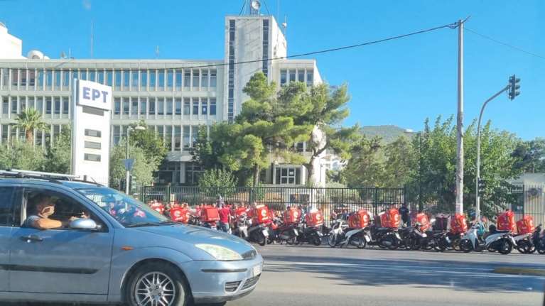E-food: Μηχανοκίνητη διαμαρτυρία από τους διανομείς έξω από την ΕΡΤ