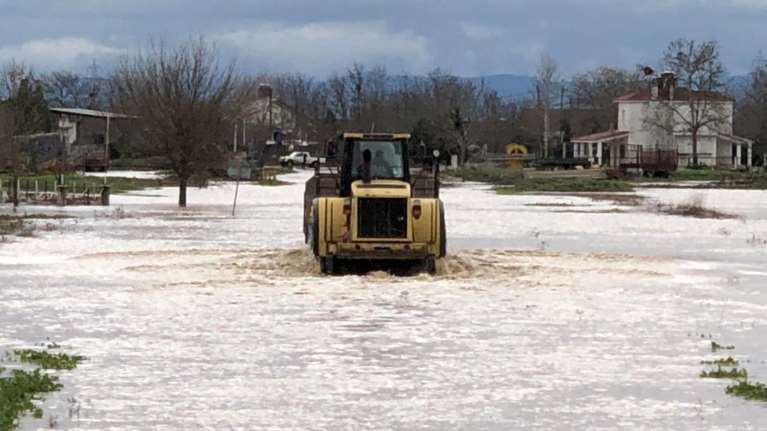 Κακοκαιρία Διομήδης - &quot;Λίμνη&quot; έγινε η Υπέρεια Φαρσάλων: Με… φορτωτές μεταφέρονται οι κάτοικοι [εικόνες - βίντεο]