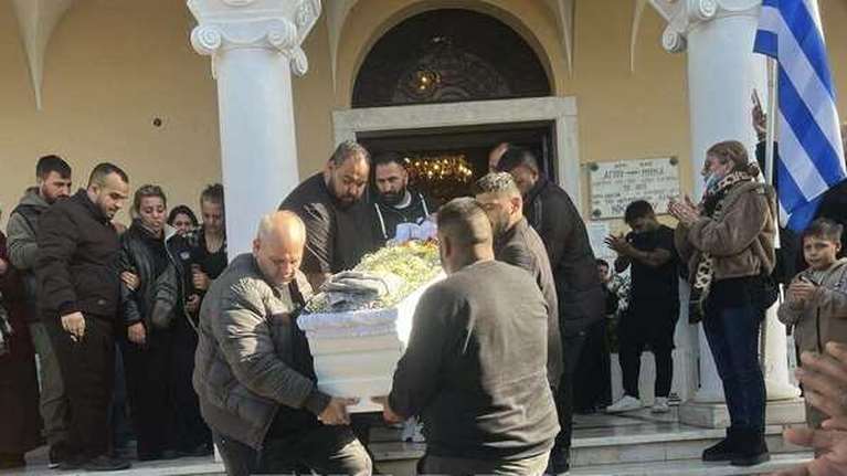 Πάτρα: Θρήνος στην κηδεία του 30χρονου Κώστα - Τον αποχαιρέτησαν με μουσική, τραγούδια και χειροκροτήματα