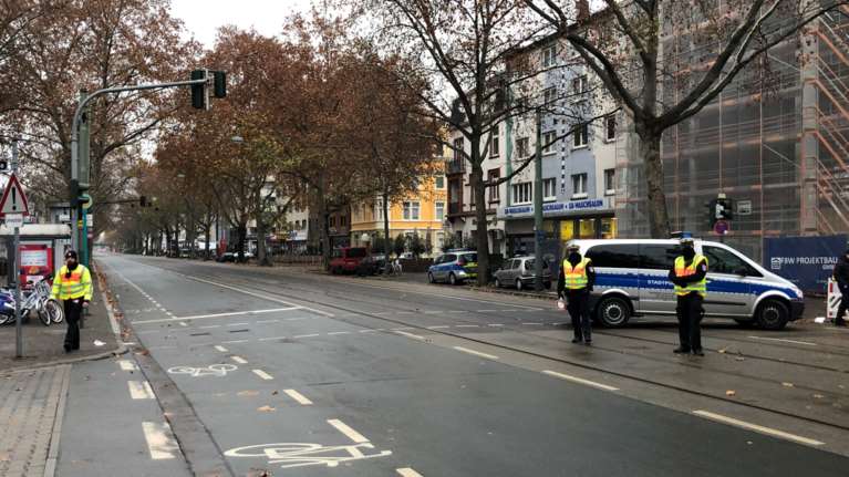 Επίθεση με μαχαίρι στην Φρανκφούρτη: Τρεις σοβαρά τραυματίες - Ο δράστης &quot;φάνηκε να επιλέγει τα θύματα τυχαία&quot;