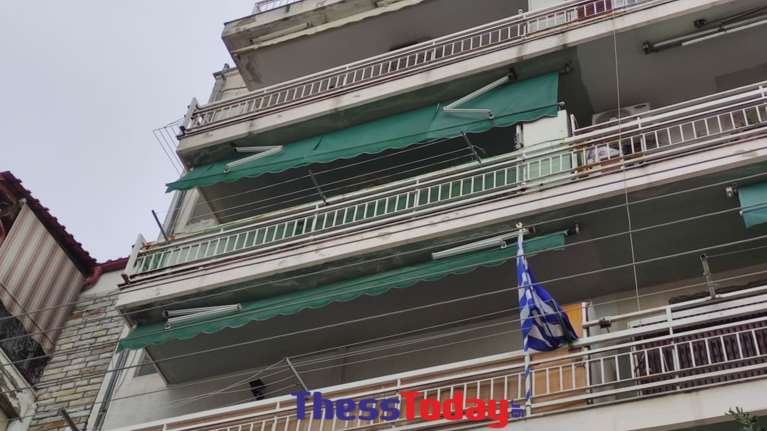 Θεσσαλονίκη: Πάνω σε έναν παππού έπεσε η 6χρονη που βρέθηκε στο κενό από τον 4ο όροφο