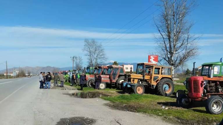 Βγήκαν τα τρακτέρ στον Πλατύκαμπο Λάρισας - Αποφασισμένοι να κλιμακώσουν τις κινητοποιήσεις οι αγρότες [εικόνες]