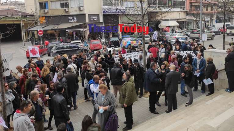 Δικάζεται ο καθηγητής Κούβελας: Συγκέντρωση αντιεμβολιαστών έξω από τα δικαστήρια Θεσσαλονίκης [βίντεο]