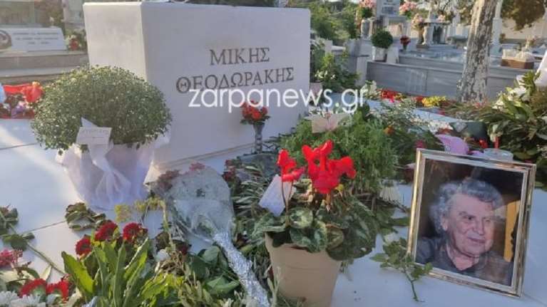 Μίκης Θεοδωράκης: Το μνημόσυνο στον Γαλατά Χανίων - Λουλούδια και μηνύματα λατρείας στον τάφο του [εικόνες]