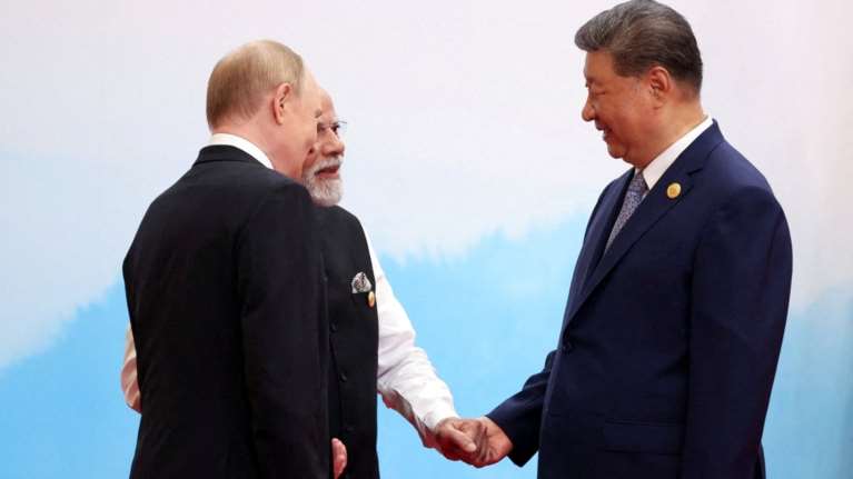 Επίδειξη ισχύος από την Κίνα: Ερχεται πιο κοντά με την Ινδία, μετά τους δασμούς που επέβαλε ο Τραμπ στο Νέο Δελχί