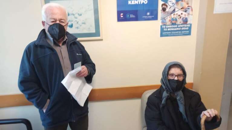 Συγκίνηση στις Σέρρες: Εμβολιάστηκε με την 3η δόση γιαγιά 107 ετών [εικόνες]