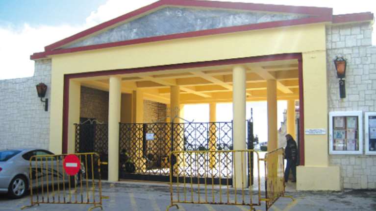 Άρχισαν τα επεισόδια στα νεκροταφεία λόγω των περιορισμών - Χαμός στη Ρόδο