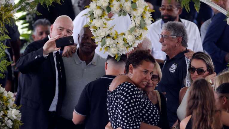 Βγαίνει και από πάνω ο Ινφαντίνο για τη selfie δίπλα στη σωρό του Πελέ: &quot;Να έχετε ευπρέπεια να παραδεχτείτε το λάθος&quot;