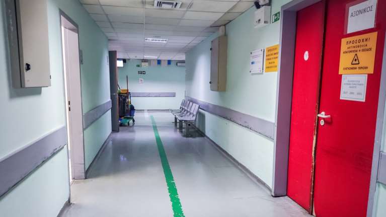 Κάλυμνος: Στο ΚΑΤ μεταφέρθηκε ο 15χρονος που τραυματίστηκε μετά τη ρίψη φωτοβολίδας