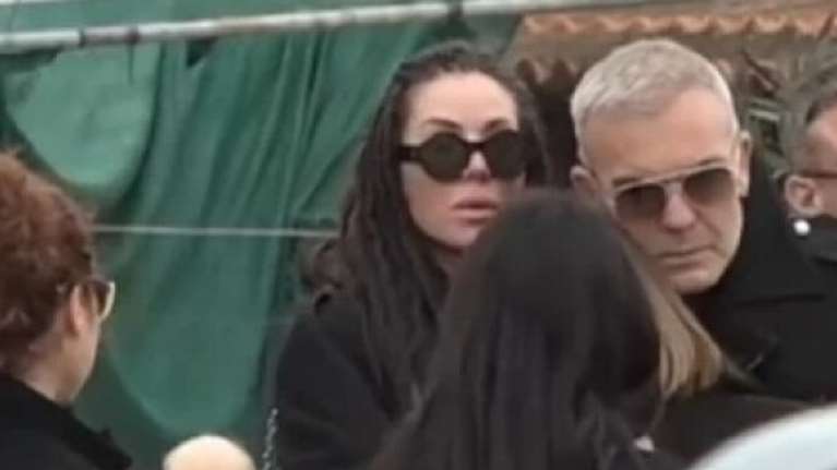 Συντετριμμένος ο Στέλιος Ρόκκος στην κηδεία του αδερφού του - Νεκρική σιγή στη Λήμνο [βίντεο]