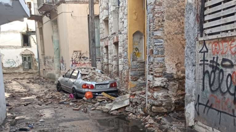 Τραγωδία στη Σάμο: Ανασύρθηκαν νεκρά τα παιδιά που καταπλάκωσε τοίχος