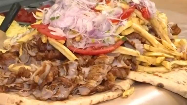 Νέο Ηράκλειο: Σουβλατζίδικο δίνει δώρο... iphone σε όποιον φάει πιτόγυρο 5,5 κιλών σε 20 λεπτά