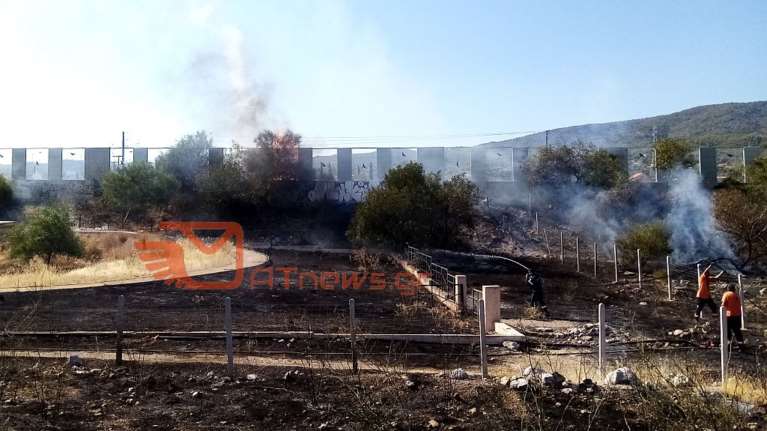 Μπαράζ πυρκαγιών στους Αγίους Θεοδώρους - Αποκαθίστανται τα δρομολόγια του προαστιακού [Εικόνες-βίντεο]