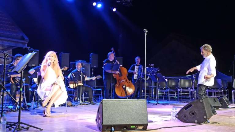 Σταύρος Ξαρχάκος: Η Σύρος υποκλίθηκε στον μεγάλο συνθέτη - Η συναυλία που μάγεψε τις Κυκλάδες [Εικόνες, βίντεο]