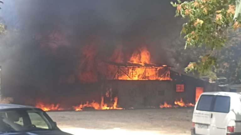 Φωτιά σε κτίριο στο Μοσχάτο - Μήνυμα από το 112: "Κλείστε πόρτες και παράθυρα" - Κυκλοφοριακές ρυθμίσεις στην περιοχή