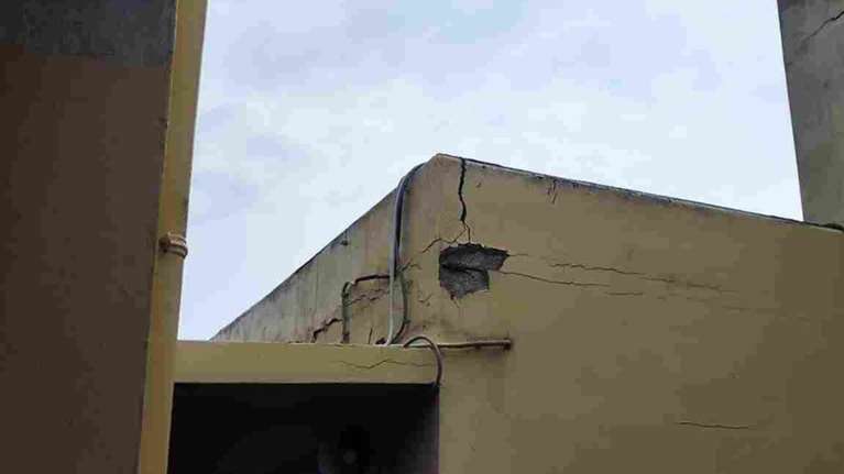 Εικόνες ντροπής σε σχολείο της Σύρου - Μαθητής στο νοσοκομείο από πτώση σοβάδων