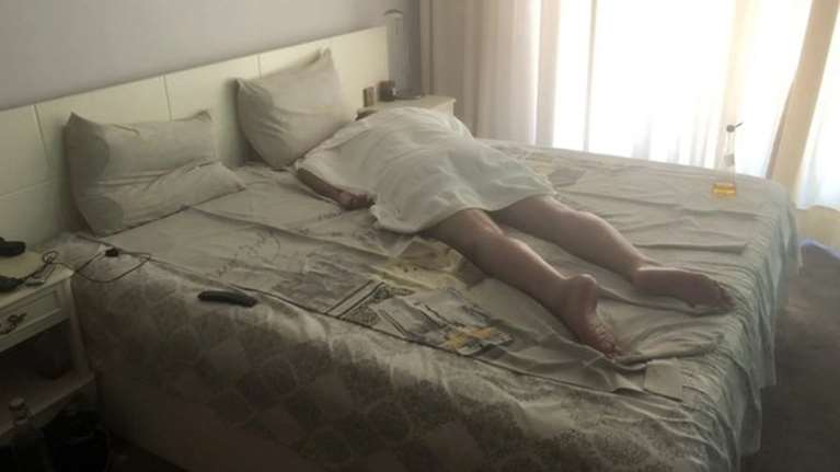 Νέες αποκαλυπτικές φωτογραφίες &quot;καίνε&quot; τον Μπορίσοφ: Προφυλακτικά, περίστροφο και χιλιάδες ευρώ στο συρτάρι του...