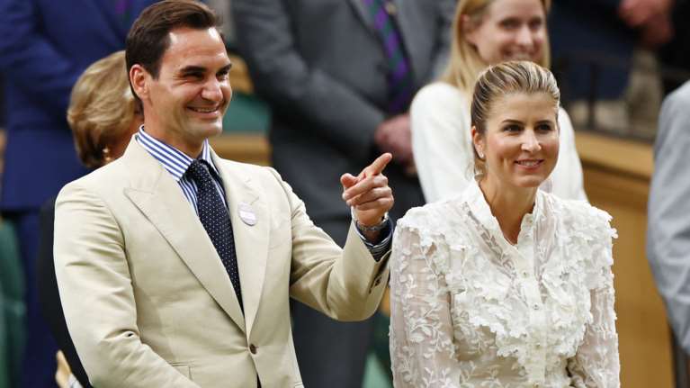 Elegant couple: Ο gentleman Ρότζερ Φέντερερ και η σύζυγός του Μίρκα με λευκό φόρεμα που έμοιαζε με vintage νυφικό