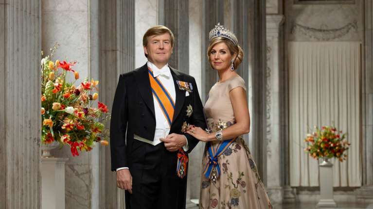 Το εντυπωσιακό παλτό της βασίλισσας Μαξίμα