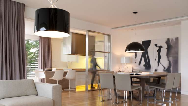 Δύο διαμερίσματα σε ένα στο Πανόραμα της Βούλας: Τα φυσικά υλικά και οι έξυπνες λύσεις