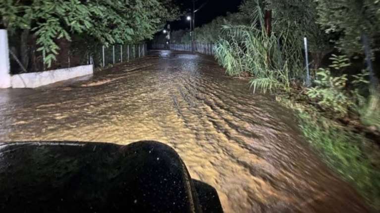 Η κακοκαιρία χτύπησε τη Μεσσηνία: Ποτάμια οι δρόμοι - Απεγκλωβισμοί οδηγών [εικόνες]