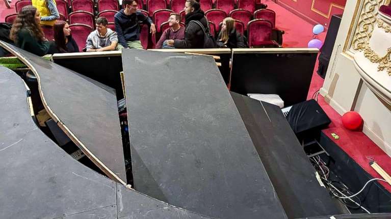 Παραλίγο τραγωδία στο Δημοτικό Θέατρο Πειραιά: Πώς κατέρρευσε η σκηνή - Ελαφρά τραυματίες 4 μαθητές [Εικόνες]