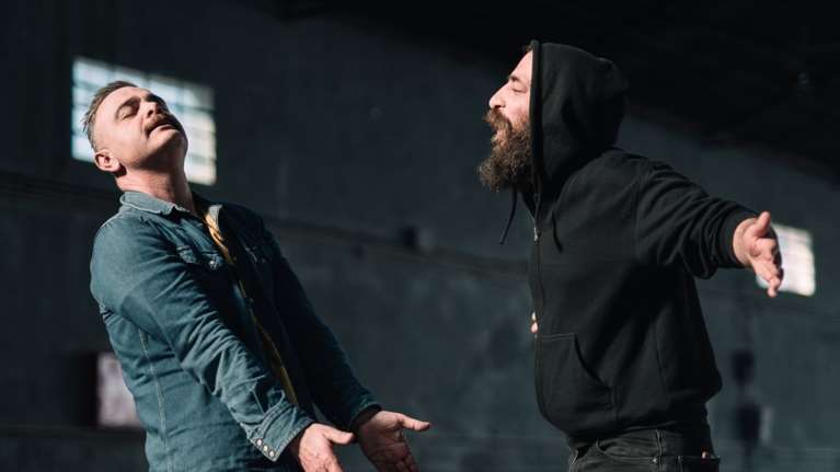 &quot;Τσίου...&quot;: Η πολυβραβευμένη ταινία επιστρέφει 18 χρόνια μετά, ως θεατρική παράσταση [εικόνες]