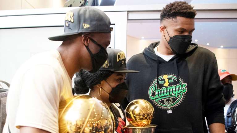 Γιάννης Αντετοκούνμπο: Έλληνες πολίτες και επίσημα η μητέρα και ο μικρός αδερφός του