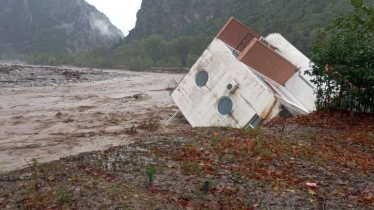 Καταστροφικό το πέρασμα της κακοκαιρίας Daniel από την Καρδίτσα - Κατέρρευσε διώροφο κτίριο στο Μουζάκι [εικόνες - βίντεο]
