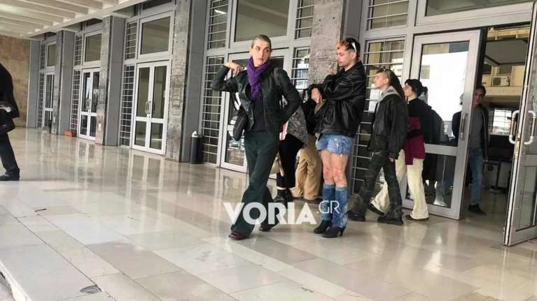 Θεσσαλονίκη: Αναβλήθηκε ξανά η δίκη για την ομοφοβική επίθεση σε ΛΟΑΤΚΙ - &quot;Φοβάμαι για τη σωματική ακεραιότητά μου&quot; [βίντεο]