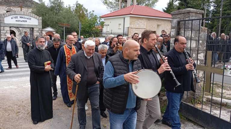 Γρηγόρης Καψάλης: Συγκίνηση και κλαρίνα στην κηδεία του σπουδαίου δεξιοτέχνη μουσικού στα Γιάννενα  [εικόνες]