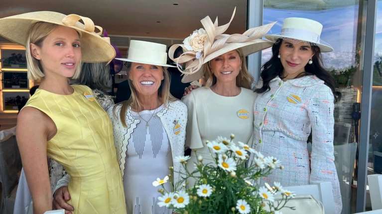 Η Μαρί Σαντάλ και η Μαρία Ολυμπία στο Royal Ascot: Τα μίντι φορέματα και τεράστια καπέλα για να είναι εντός πρωτοκόλλου