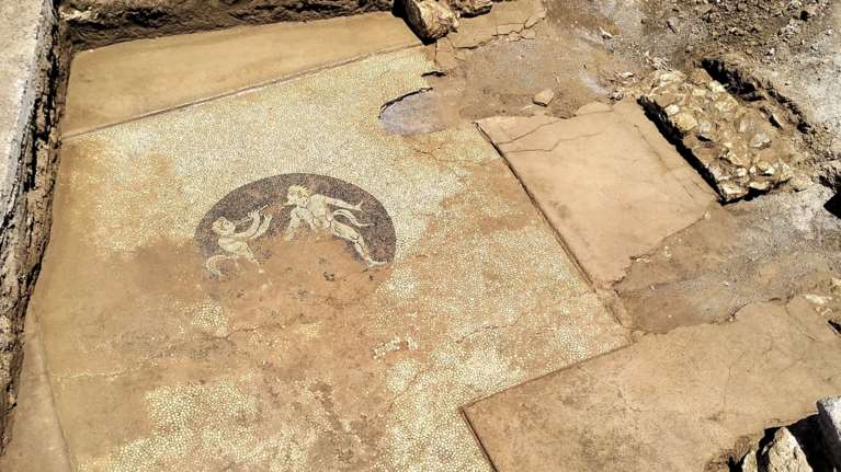 Εντυπωσιακό αρχαιολογικό εύρημα στην Ερέτρια: Αποκαλύφθηκε ψηφιδωτό δάπεδο ενώ τοποθετούσαν αγωγό ύδρευσης