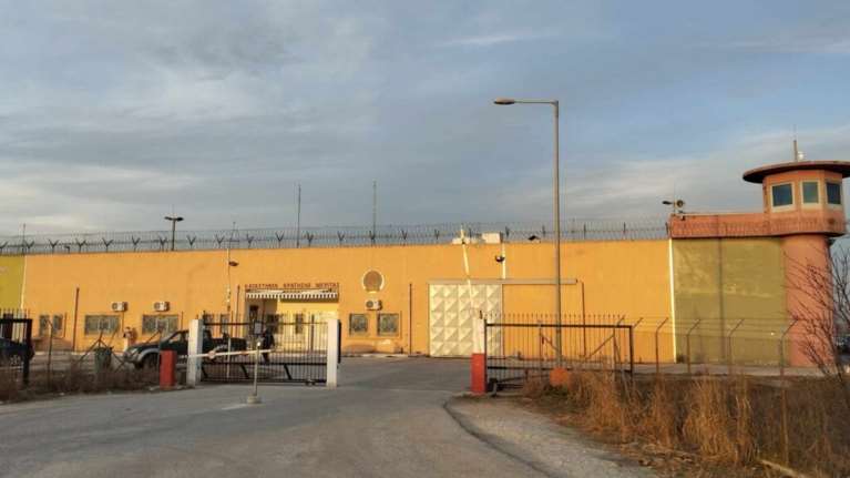 Σέρρες: Εξέγερση στις φυλακές Νιγρίτας - 60 κρατούμενοι αρνήθηκαν να μπουν στα κελιά τους, έβαλαν φωτιά στα παπλώματα