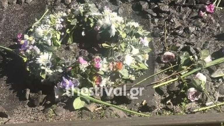 Συγκίνηση στο μνημόσυνο για τα θύματα στα Τέμπη - Εριξαν λουλούδια στις σιδηροδρομικές γραμμές [Εικόνες - Βίντεο]