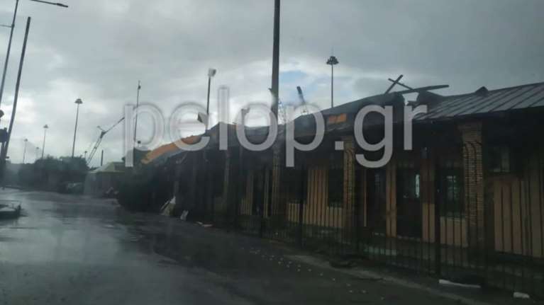 Η "κακοκαιρία Fobos" χτύπησε την Πάτρα: Πλημμυρικά φαινόμενα, ξηλώθηκαν στέγες, έκλεισε το πορθμείο Ρίου [Βίντεο]